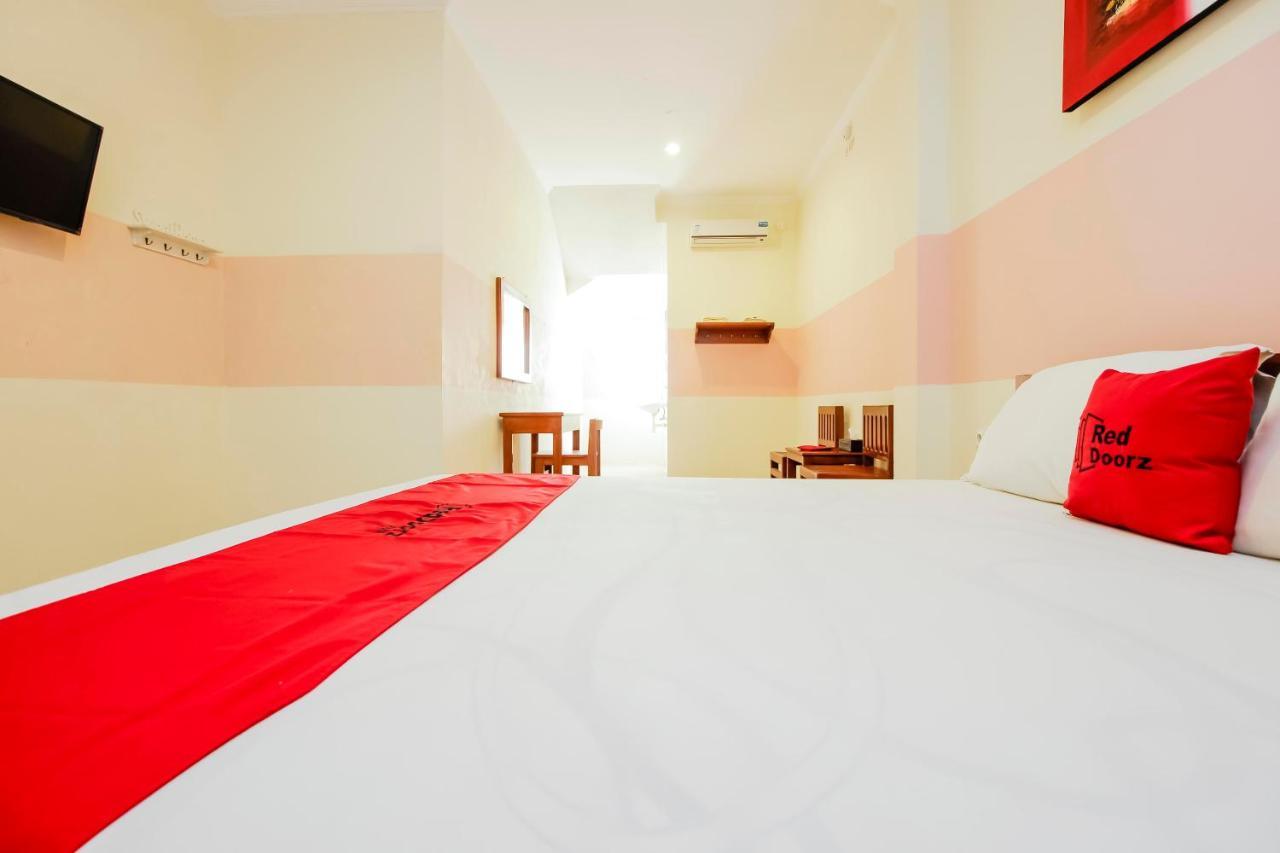 ホテル Reddoorz Near Jalan Jendral Sudirman マナド エクステリア 写真