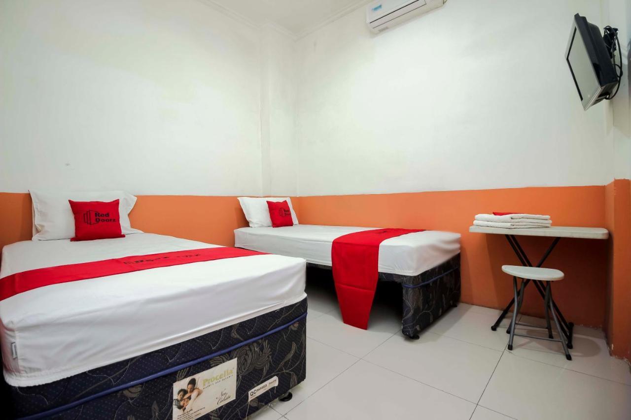 ホテル Reddoorz Near Jalan Jendral Sudirman マナド エクステリア 写真