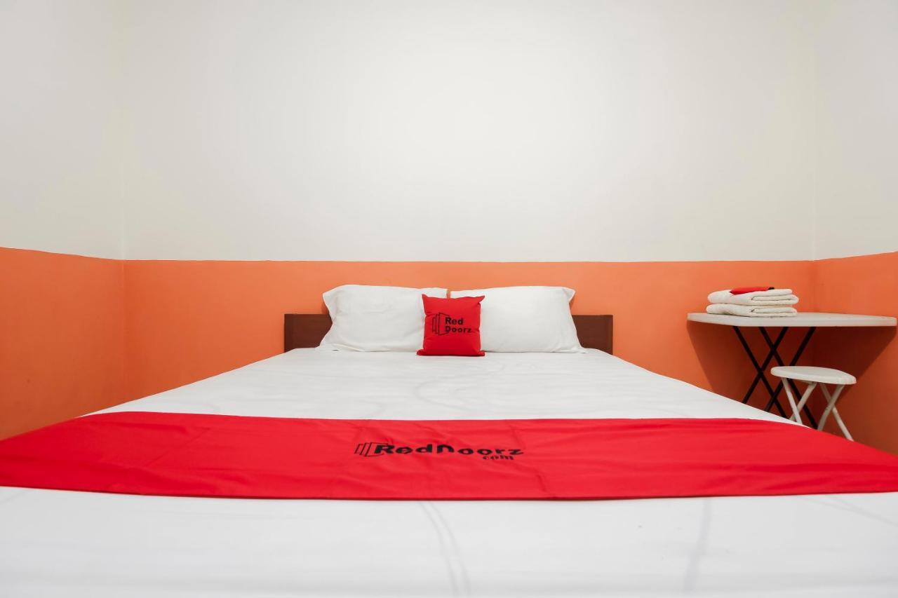 ホテル Reddoorz Near Jalan Jendral Sudirman マナド エクステリア 写真