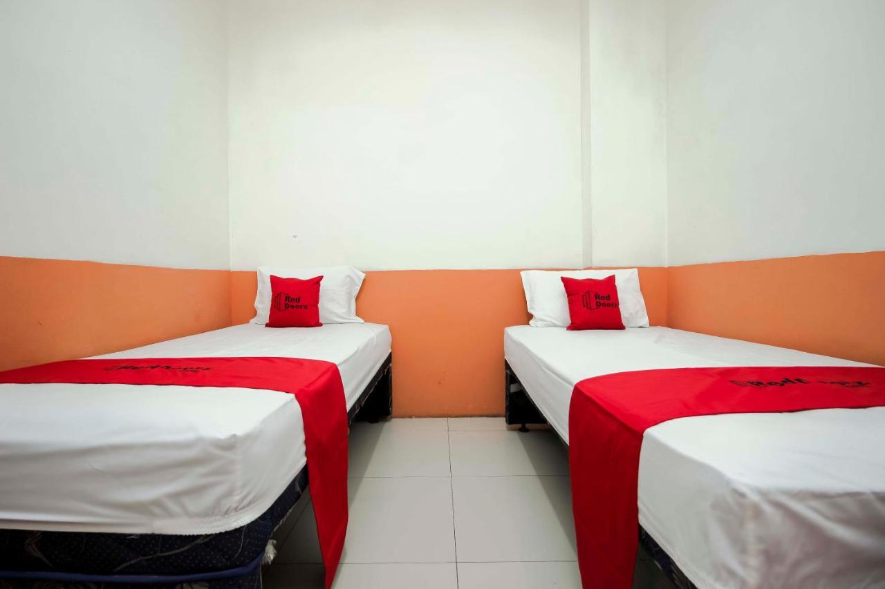 ホテル Reddoorz Near Jalan Jendral Sudirman マナド エクステリア 写真